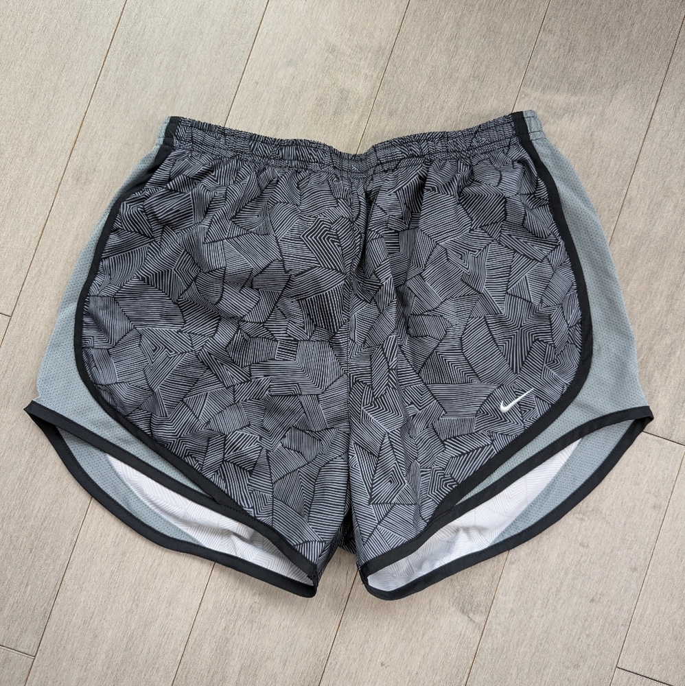 Nike dri fit shorts gray black line pattern size small